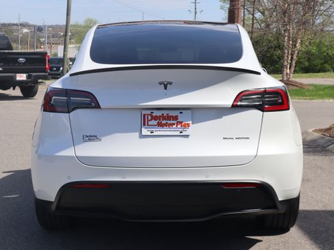 Used 2022 Tesla Model Y Long Range image 8