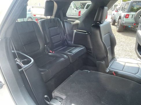 Used 2018 Ford Explorer XLT w/ Equipment Group 202A AWD/4WD image 28