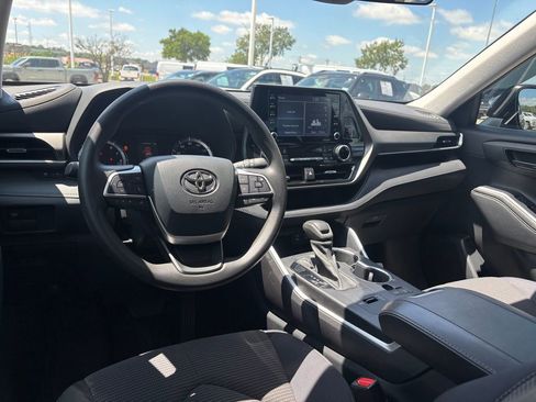 Used 2022 Toyota Highlander L FWD image 26