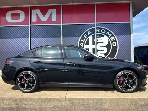 Used 2024 Alfa Romeo Giulia AWD image 4