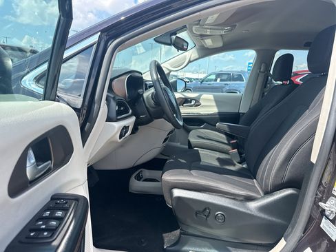 Used 2017 Chrysler Pacifica Touring FWD image 10