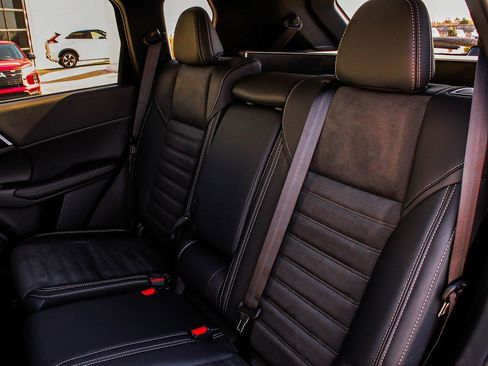 New 2025 Mitsubishi Outlander SE image 32