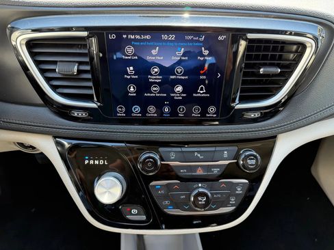 Used 2020 Chrysler Pacifica Limited FWD image 29