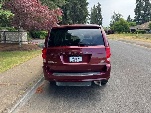 Used 2017 Dodge Grand Caravan SXT FWD image 11