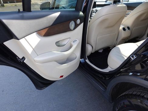 Used 2019 Mercedes-Benz GLC 300 4MATIC image 21