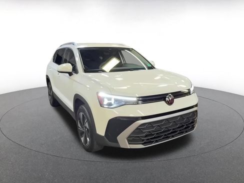 Used 2025 Volkswagen Taos SE image 3