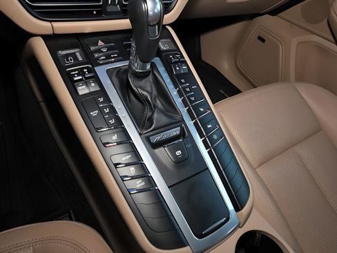 Used 2021 Porsche Macan AWD/4WD image 32