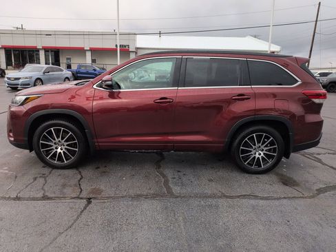 Used 2017 Toyota Highlander SE AWD/4WD image 2