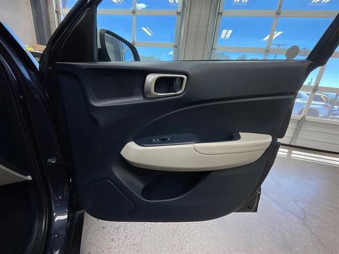 Used 2021 Hyundai Venue FWD image 28