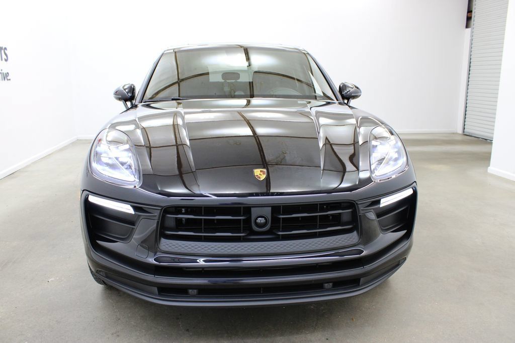 Certified 2025 Porsche Macan AWD/4WD image 9