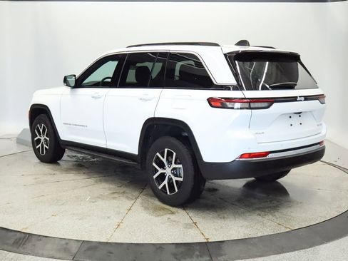 Certified 2025 Jeep Grand Cherokee Limited w/ Trailer Tow Package AWD/4WD image 3