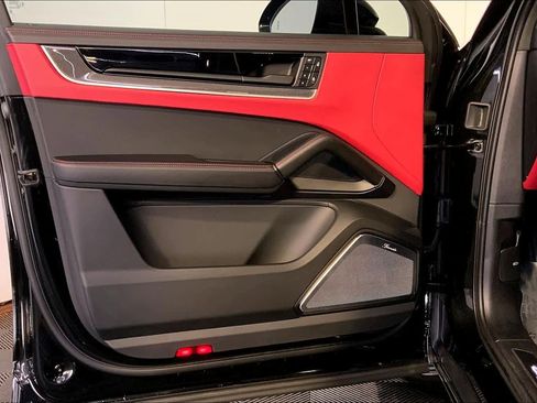 Used 2025 Porsche Cayenne Turbo image 25