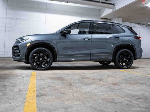 New 2025 Volkswagen Tiguan SE R-Line image 3