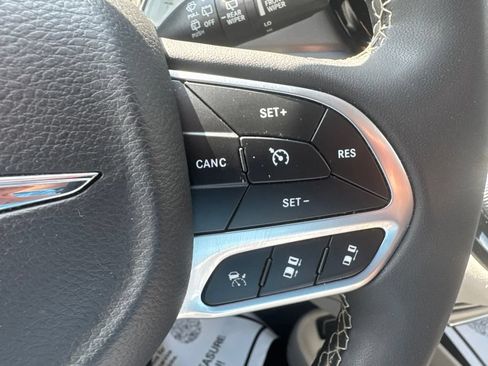 Used 2024 Chrysler Pacifica Touring-L FWD image 16