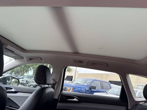 Used 2022 Volkswagen Taos SE w/ Panoramic Sunroof Package FWD image 15