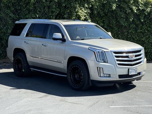 Used 2017 Cadillac Escalade Luxury AWD/4WD image 3