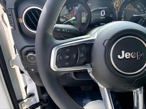 Certified 2024 Jeep Wrangler Unlimited Sahara w/ Technology Group AWD/4WD image 23