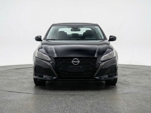 Used 2025 Nissan Altima 2.5 SV FWD image 2