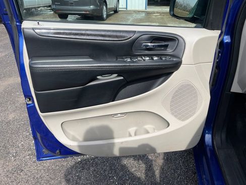 Used 2019 Dodge Grand Caravan SE image 12