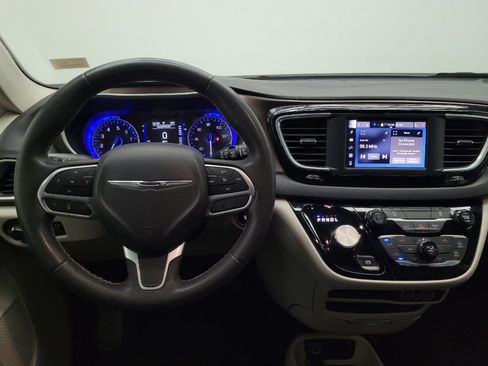 Used 2022 Chrysler Voyager LX image 22