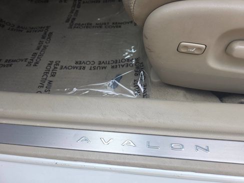 Used 2011 Toyota Avalon Limited image 19