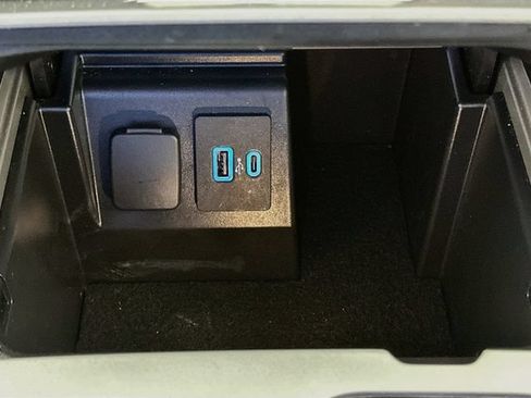 Used 2021 Ford Explorer XLT w/ Equipment Group 202A RWD image 20