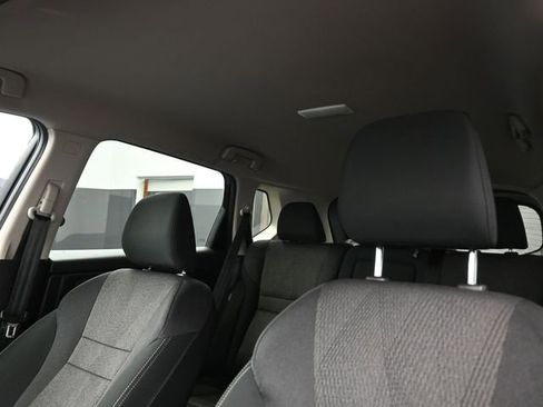 Used 2025 Nissan Rogue SV image 2