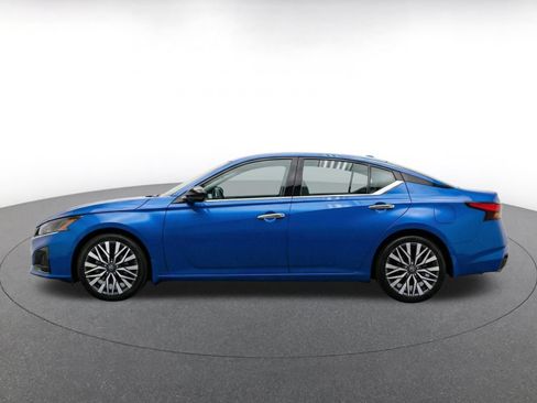 Used 2025 Nissan Altima 2.5 SV FWD image 4