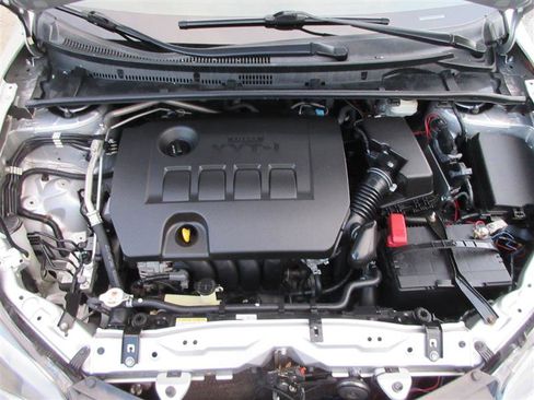 Used 2018 Toyota Corolla LE image 29