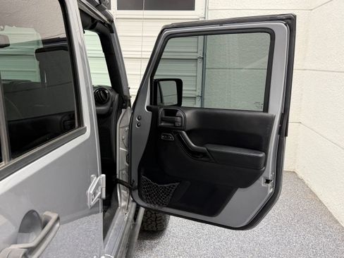 Used 2015 Jeep Wrangler Unlimited Sahara AWD/4WD image 29