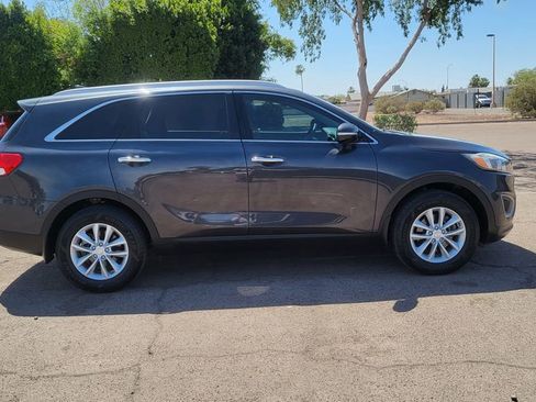 Used 2018 Kia Sorento FWD image 9