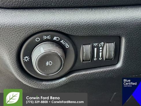 Used 2025 Chrysler Pacifica Select AWD/4WD image 13