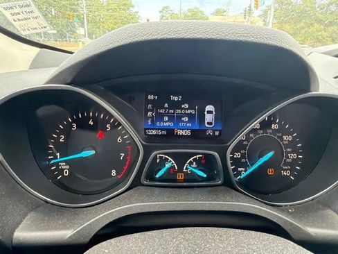 Used 2018 Ford Escape SE FWD image 12