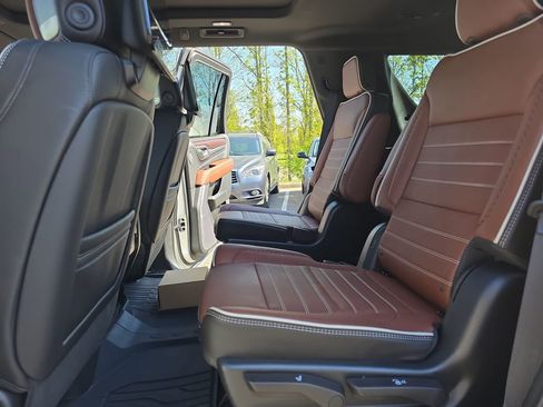Used 2023 GMC Yukon Denali Ultimate w/ LPO, Floor Liner Package AWD/4WD image 15