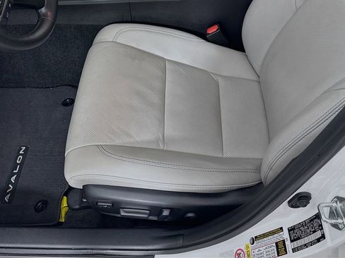 Used 2018 Toyota Avalon Limited image 13