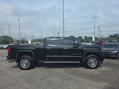 Used 2017 GMC Sierra 2500 Denali w/ Duramax Plus Package AWD/4WD image 4