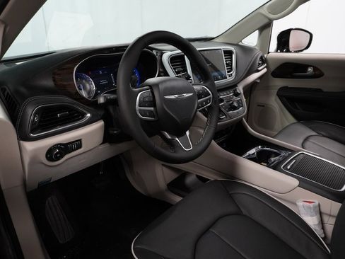 New 2023 Chrysler Pacifica Limited w/ Uconnect Theater Family Group image 16