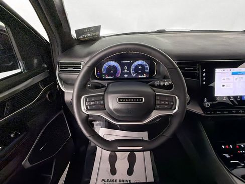 Used 2025 Jeep Wagoneer 4WD image 11