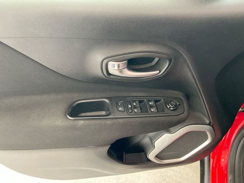 Used 2019 Jeep Renegade Latitude w/ Cold Weather Group AWD/4WD image 13