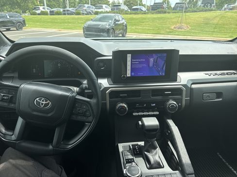 Used 2025 Toyota Tacoma SR5 AWD/4WD image 28