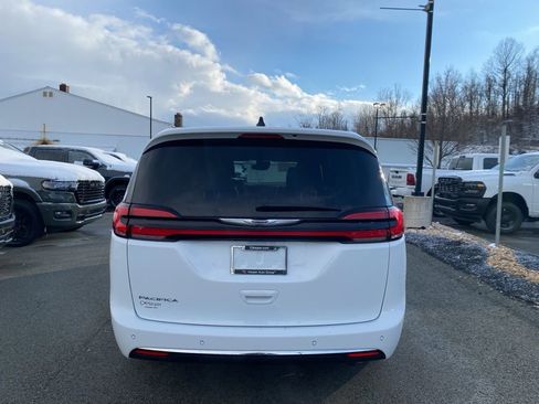 Used 2024 Chrysler Pacifica Touring-L FWD image 3