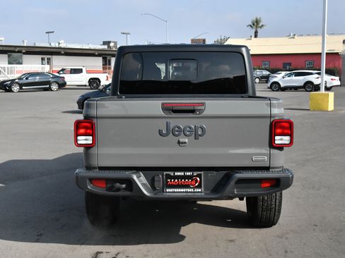 Used 2023 Jeep Gladiator Overland image 7