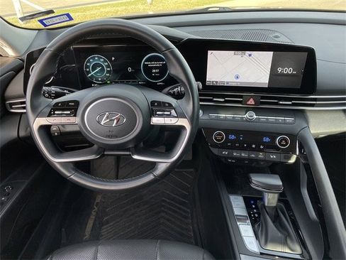 Used 2021 Hyundai Elantra Limited w/ Preferred Accessory Package image 11