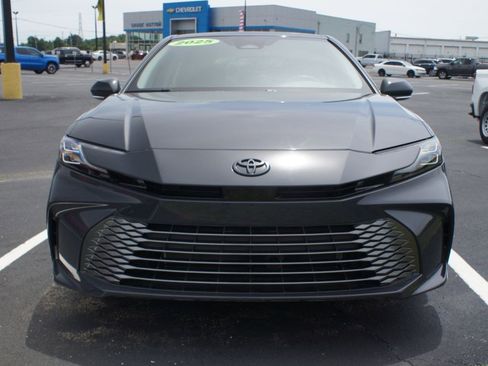 Used 2025 Toyota Camry XLE AWD/4WD image 2