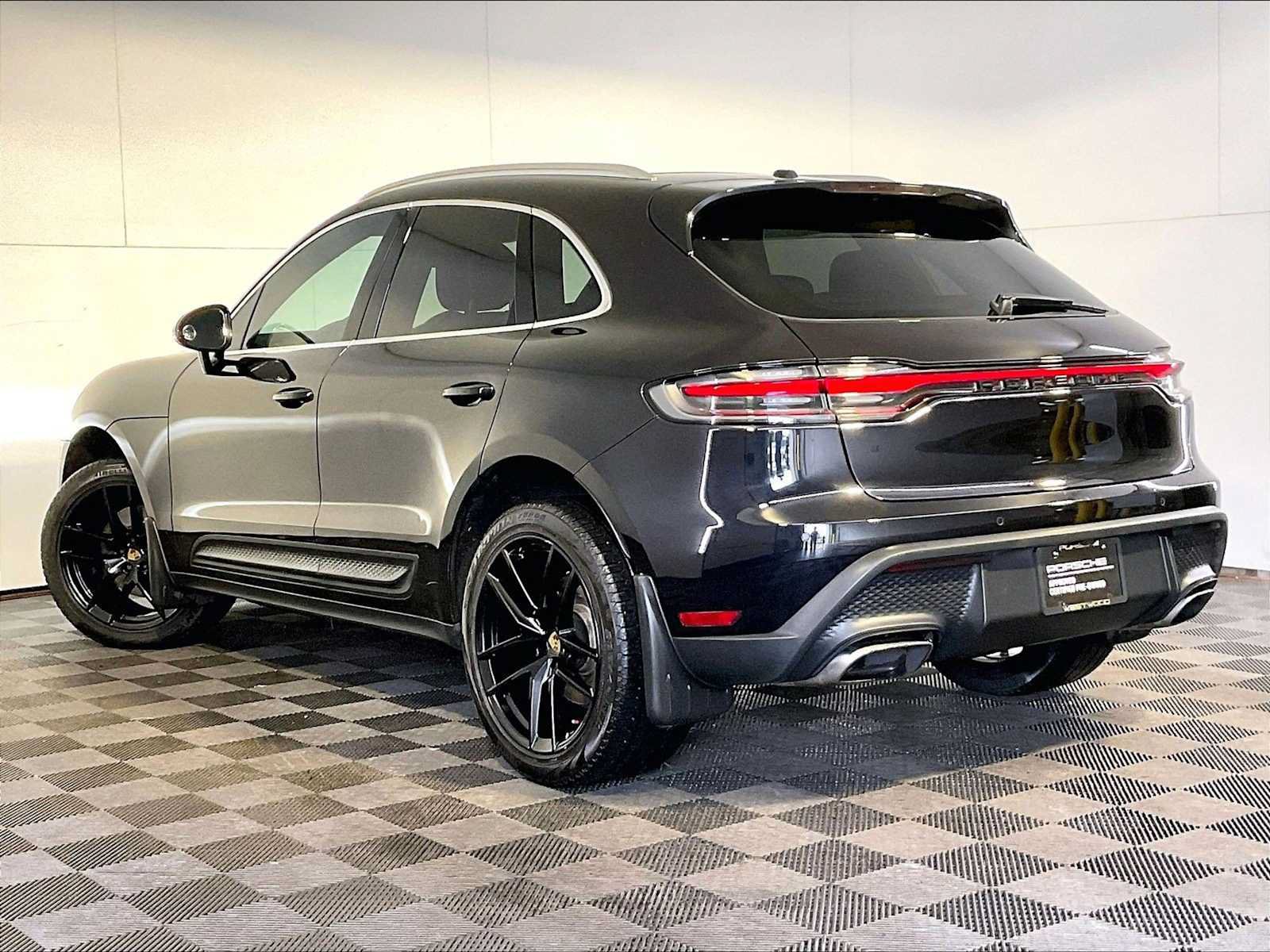 Certified 2022 Porsche Macan AWD/4WD image 3