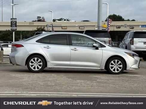 Used 2025 Toyota Corolla LE FWD image 5