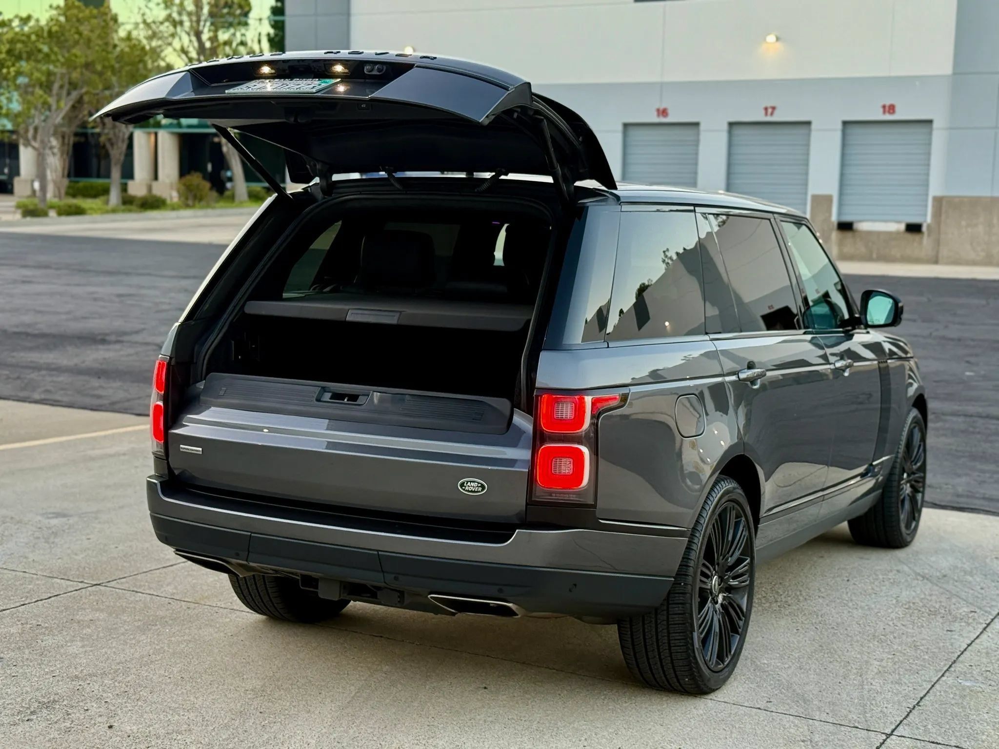 Used 2019 Land Rover Range Rover Long Wheelbase Supercharged AWD/4WD image 32