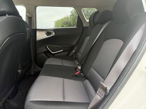 Used 2025 Kia Soul LX w/ LX Technology Package FWD image 25