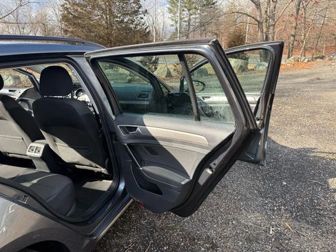 Used 2017 Volkswagen Golf S image 18