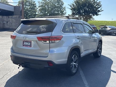 Used 2019 Toyota Highlander LE AWD/4WD image 5